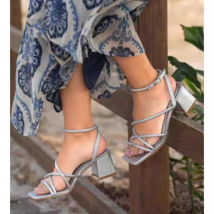 Paloma Wang sandalias doradas de tacòn para vestir con tiras cruzadas - 1