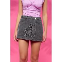 Gray Leo Skirt Minueto. La Gray Leo Skirt de Minueto es una falda pantalón denim de tiro medio con un diseño cruzado en el frontal. Destaca por su bordado de animal print en la parte delantera - details 0