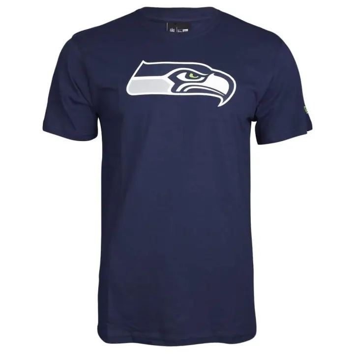 NOS NFL REGULAR TEE SEASEA OSB: Camiseta NFL Regular Seattle Seahawks en oscuro. Ideal para los fanáticos del equipo, esta camiseta cómoda y deportiva te permite apoyar a los Seahawks con estilo. ✅ Entrega 24/72h a España (península). - 1