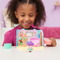 SPIN MASTER - LA CASA DE MUÑECAS DE GABBY - SALA DE MANUALIDADES BEBÉ BOX - Sala  de La Casa de Muñecas de Gabby con 1 Figura de Bebé Box, 2 Accesorios, 2 Caja Sorpresa y 2 Muebles -6064151- Juguetes Niños +3 años - details 3