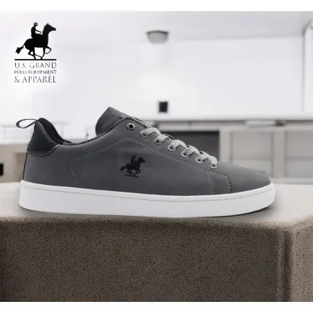 Grand Polo Zapatilla Sneaker Gris-Kaki-Azul Hombre  Referencia: GPM424001 Gris U.S. Grand Polo Zapatilla Sneaker hombre fabricada en PU color Gris-Kaki-Azul con logo bordado en el lateral y bandera USA en el talón.   * Plantilla Extraible .  * Sue - 1
