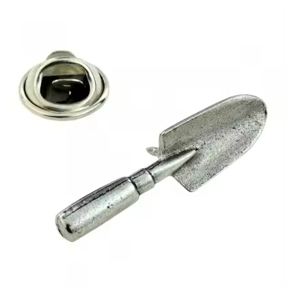 Gemelolandia | Pin de Solapa Pala de Jardinero 3D 30x8mm - 1