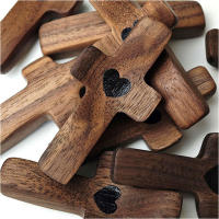 3pcs Cruz De Madera Con Corazón De Epoxy Para Llevar En El Bolsillo Regalo De Aliento Emocional Soporte Personal - details 8