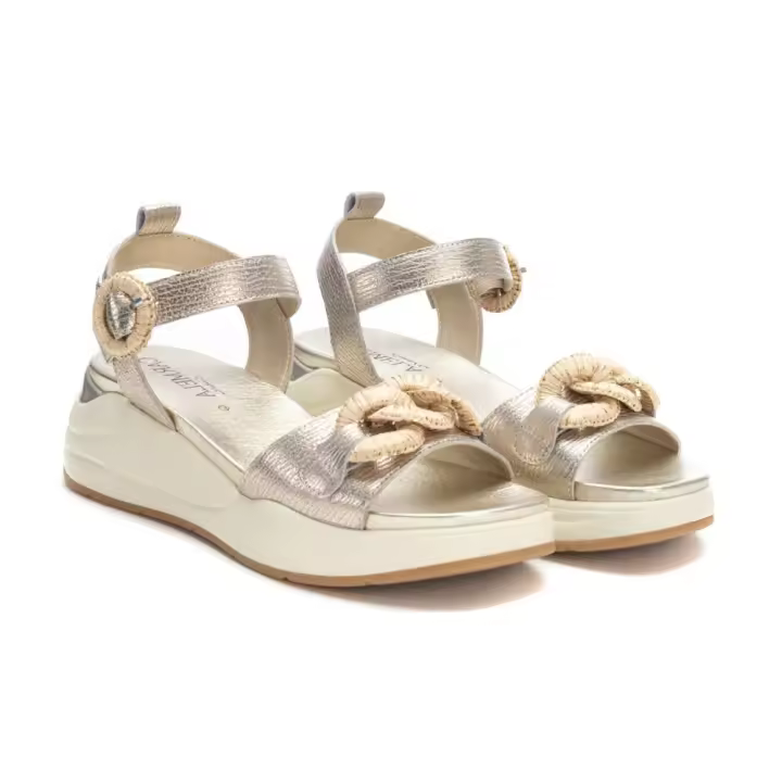 Shoes Sandalia marca Carmela para mujer en color oro - 1