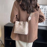 Bolso De Hombro Estilo Bucket Moda Con Correa Ancha Y Ligera Lujo Para Mujer Bolsa De PU Con Lining De Poliéster Forma De Olla Cierre De Cremallera - details 4
