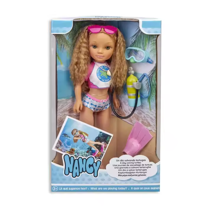 Nancy, un día salvando Tortugas, muñeca de Pelo Rizado con Traje de baño y Accesorios de Buceo para niños y niñas a Partir de 3 años (Famosa 700016254) - 1