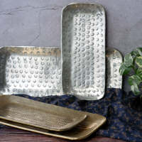 Bandejas Rectangulares de Aluminio Doradas o Plateadas, Hechas a Mano por Affari of Sweden, 40 cm y 30 cm, Ideales para Interior y Exterior - details 2