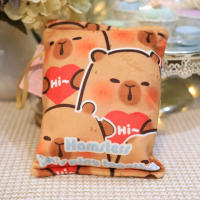Muñeco De Peluche Kawaii Capybara Con Bolsa De Alimentos Cojín De Tela Suave Para Niños Y Adultos Regalo De Nacimiento Creativo Con 2 Cubos De Capybara - details 4