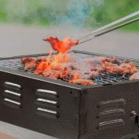 Parrilla Portatil de Carbon para Asado BBQ | Barbacoa de Metal con Rejilla de Acero y Bandeja para Camping, Jardín, Terraza o Balcón | Parrillera con Patas Ajustables para Exterior y Fácil de Transportar - details 2