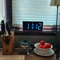 Radio Reloj Despertador Digital Portátil, Radio FM, Pantalla LED Blanca Jumbo, Brillo 5 niveles, Alarma doble con Repetición, Batería de Respaldo, Negro - details 7