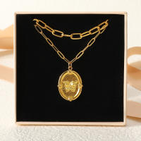 Encanto Collar con colgante geométrico de moda para mujer, con letras doradas y mariposa. - details 2