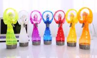 LILI HOME Ventilador Pulverizador de Agua Portátil ( 1PCS ) Colores: Se envía en colores aleatorios. es la solución perfecta para mantenerse fresco durante los días calurosos. Gracias a su diseño compacto y portátil, puedes llevarlo contigo a cualquier lu - details 0