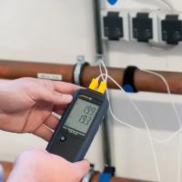 PCE Instruments Termometro digital de 2 canales con entrada dual / Gran rango de temperatura / Unidades: °C, °F o Kelvin / Desconexión automática / Manejo con una sola mano / Pantalla retroiluminada / Para termoelementos tipo K y J PCE-T312N - details 1