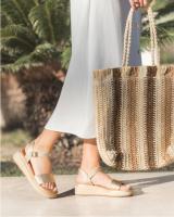 Lyla Wang Sandalias doradas mujer de esparto diseño con doble tira - details 0