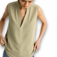 Blusa Hazel Tiffosi - Poliéster Satinado, sin Mangas y Escote V - details 4