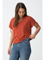 Camiseta Pepita Cazuela de  Tiffosi. La Camiseta Pepita Cazuela de Tiffosi es una prenda versátil y cómoda.Ideal para crear looks casuales o más arreglados según la ocasión. - details 1