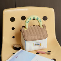 Bonita bolsa de maquillaje con forma de casita para mascotas, organizador de maquillaje portátil de viaje con bolsillos laterales y cremalleras dobles, neceser con bordado de la suerte para mujeres y niñas. - details 3