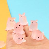 6pcs Adornos De Resina Con Brillo En La Oscuridad Miniatura De Cerdo Para Llavero Y Decoración De Hogar Y Coche Accesorios De Micro Paisaje Con Cinta - details 4
