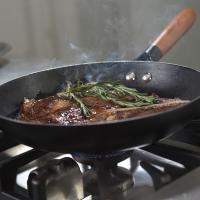 Sartenes de hierro (Pack 2) - Hechas de hierro y bajo carbono antiadherentes - Sartenes para chefs profesionales - Apta para todo tipo de cocinas - 24 y 26 cm - Mango madera de cedro - - details 1