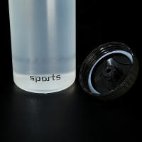Botella De Agua Para Ciclismo 750ml Resistente Al Desbordamiento Y Sabores Libre De BPA Para Deportes Senderismo Y Camping Color Blanco - details 4