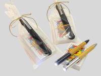 Lote de 10/15 unidades baraja de naipes española y bolígrafo de bambú con linterna en bolsa de regalo con lazo en color champan - regalos para bodas hombres caballeros detalles para invitados de boda - details 1