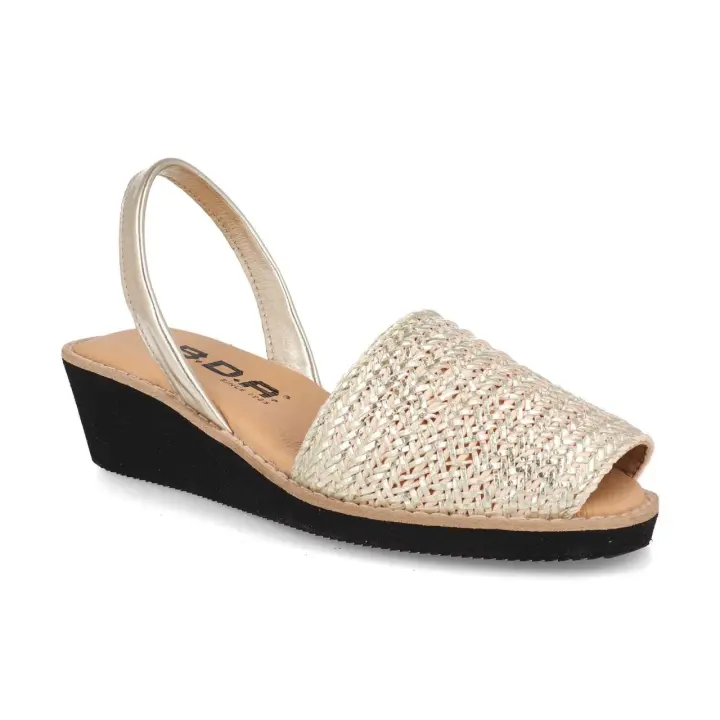 1000 - BDA SANDALIAS DE CUÑA   COLORES : ORO  TALLAS : 35 AL 41  CORTE EXTERIOR : PIEL  FORRO INTERIOR : PIEL  PLANTILLA : PIEL / GEL  ALTURA TACÓN / CUÑA : 4,5 CM.  PISO : SINTÉTICO - 1