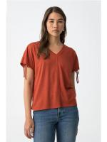 Camiseta Pepita Cazuela de  Tiffosi. La Camiseta Pepita Cazuela de Tiffosi es una prenda versátil y cómoda.Ideal para crear looks casuales o más arreglados según la ocasión. - details 0