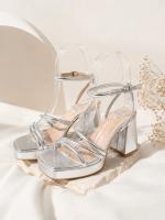 Sandalias plateadas de tacón ancho para mujer con plataforma y tiras elegantes. Comodidad y estilo para bodas, fiestas y eventos especiales. - details 0