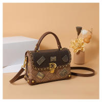 Bolso De Hombro Para Mujer Estilo Retro Con Decoración De Insignia De Oso Exquisito Bolso Cruzado De PU Suave Con Lining De Poliéster - details 12