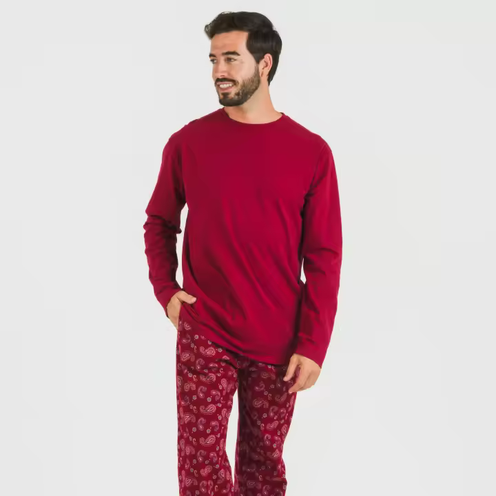 Pijama Hombre Franela Phylis Burdeos: Conjunto de Pijama de Manga Larga y Pantalón Largo de Franela, Camiseta Lisa en Burdeos y Pantalón con Estampado Cachemir Azul y Rojo. Cintura Elástica Ajustable - 1