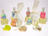 bálsamo de labios aroma vainilla y atomizador de cristal en bolsa de regalo con lazo y pegatina personalizada de comuniones regalos originales para invitados de comunión personalizados detalles para invitadas de comuniones - details 0