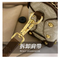 Bolso De Hombro Para Mujer Estilo Retro Con Decoración De Insignia De Oso Exquisito Bolso Cruzado De PU Suave Con Lining De Poliéster - details 26