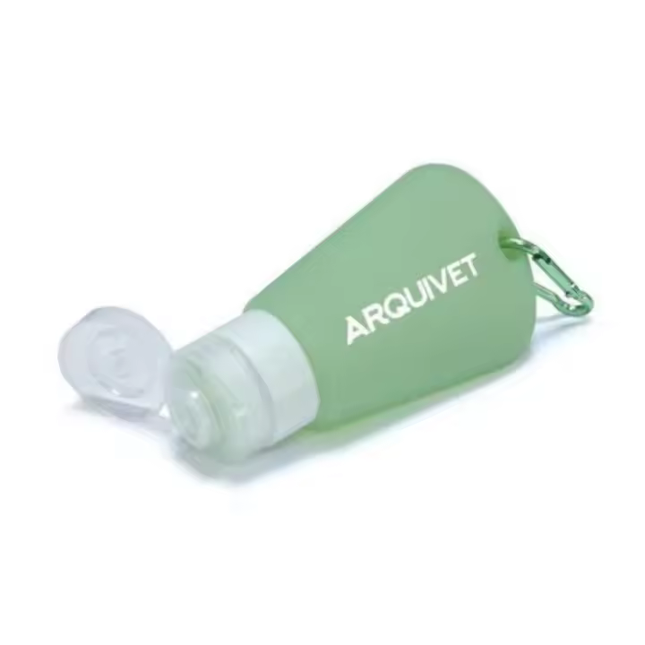 Botella Limpia Orines para Perros Arquivet. Solución Fácil para Ahorrarte Complicaciones. Portátil con Tapón Anti Goteo. Mosquetón Incorporado. Limpia el Orín de Tu Perro. Fácil Transporte y Almacenamiento. - 1