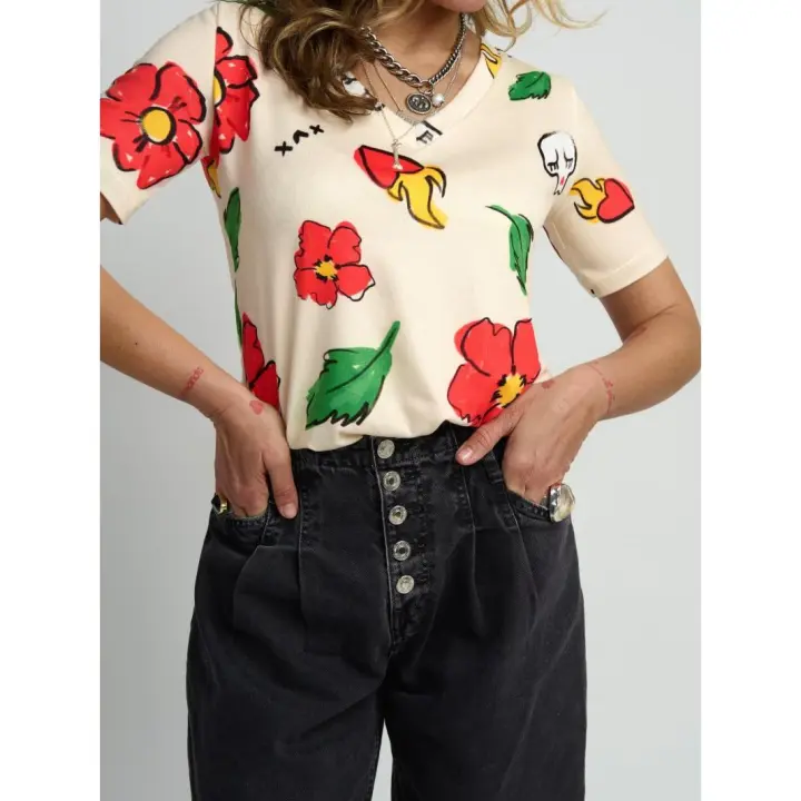 Camiseta floral de Aire Retro. Camiseta con escote pico y manga corta, con estampado de flores y calaveras, características de la marca - 1