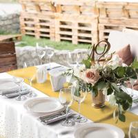 Mantel Desechable De Plástico Satinado Con Corredor De Mesa Para Fiesta De Cumpleaños En Blanco Y Dorado Con Puntos - details 0