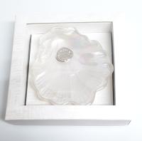 Concha de Bautizo personalizada. Una elegante concha Bautismal con una placa metálica grabada con el nombre y la fecha del Bautizo. Perfecto para regalar en un día tan importante y tener como recuerdo para toda la vida. Presentada en una caja de cartón. - details 4