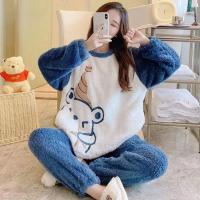 Pijama De Invierno Para Mujer Con Oso De Dibujos Animados De Flanela Gruesa Y Velours Coral Padded Ropa De Dormir De Cuello Redondo Talla Grande Disponible En Varias Colores - details 0