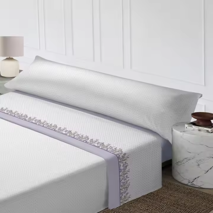 Juego de Sábanas 3 Piezas Lila Suave - Diseño Discreto con Tono Mate y Textura Premium | Incluye Sábana Ajustable Elástica, Colcha Minimalista + Funda de Almohada |Tallas 90cm (Individual), 105cm (Matrimonio), 135cm (Queen),150cm (King),180cm (Super king) - 1