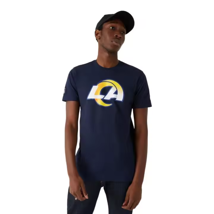 NOS NFL REGULAR TEE LOSRAM OSB: Camiseta NFL Regular Los Angeles Rams, en color oscuro. Para los fanáticos del equipo que prefieren una camiseta casual y de estilo simple. ✅ Entrega 24/72h a España (península) - 1