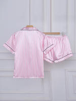Conjunto De Pijama De Satén Casual Para Mujer Con Estampado Rayado Y Bordado De Letras Con Bolsillo Manga Corta Y Shorts Cuello En V Y Detalles De Botones - details 1