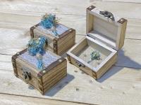 Porta alianzas para boda artesanales en cofre de madera con ramitos de flores naturales preservadas paniculata broom glixias azules blanco roto granate baúl de madera para anillos de boda - details 5