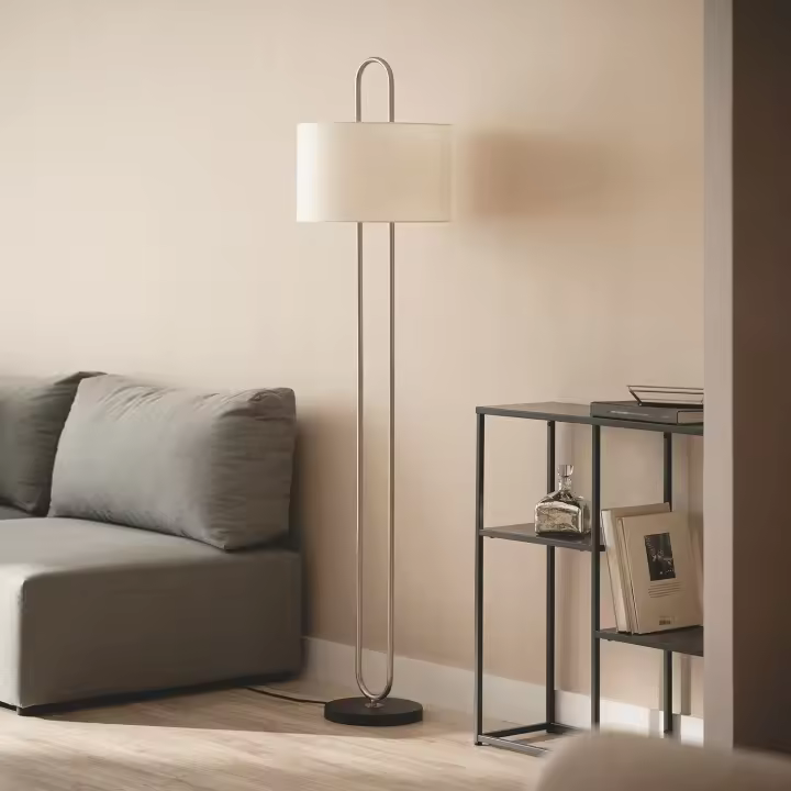 LEDKIA LIGHTING - Lámpara de Pie Duque | Metal y Tela | Elegante y Versátil | Ideal para Sala, Dormitorio u Oficina | Apta para Bombilla E27, Blanco, Metal - 1