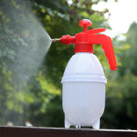 Regadera de mano para regar flores y herramientas de jardinería. Regadera de plástico a presión de aire. Lata de presión de aire con rociador blanco se puede usar para regar flores, lavar autos, limpiar el hogar y realizar tareas sanitarias. - details 2