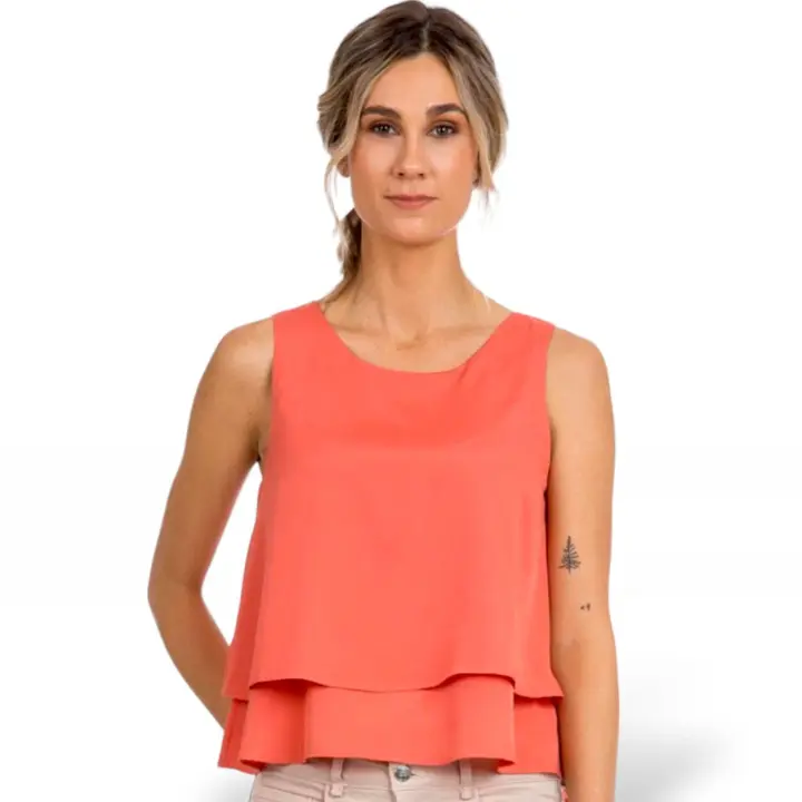 Blusa Color Coral Tiffosi con vuelo en la parte baja y botón en la espalda. - 1