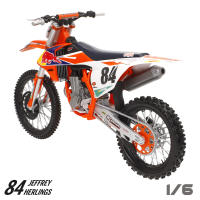 MAISTO - Moto Supercross KTM SX450 2018 escala 1:6 con dorsal de Jeff Herlings, réplica oficial, metal die-cast, incluye soporte de exposición desmontable, ruedas móviles y manillar funcional, ideal para coleccionar o jugar - details 1