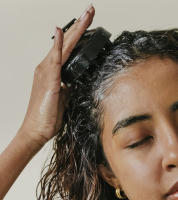 Opal Beauty - Masajeador Capilar de Bambú con Cerdas de Silicona Suaves - Ideal para Estimular el Cuero Cabelludo, Relajar, Mejorar la Circulación Sanguínea, Reducir el Estrés, Promover el Crecimiento del Cabello, Limpieza Profunda y Masajes Antiestrés - details 1