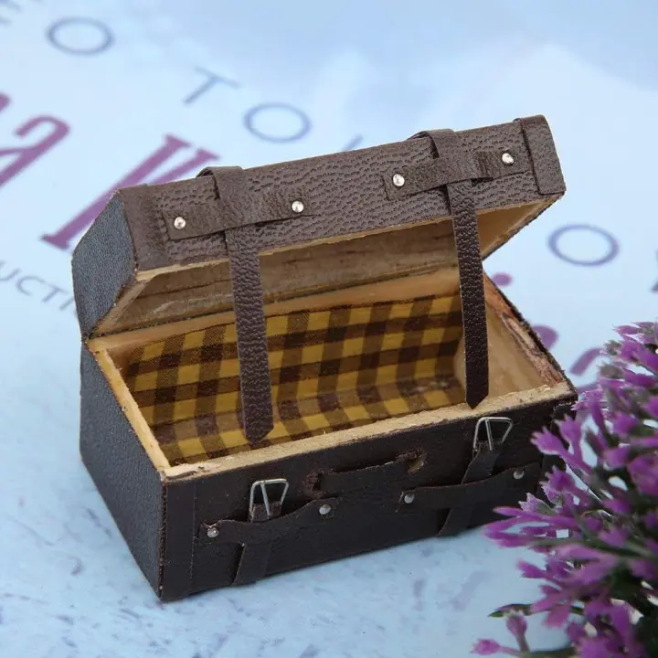 Maleta vintage en miniatura a Escala 1:12 para casa de muñecas, estilo clásico, retro, accesorio para casa de muñecas. - 1