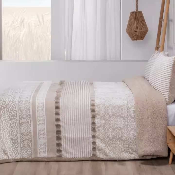 Manterol Outlet - Edredón comforter de borreguito floral cachemir beige con tejido térmico sherpa cálido, suave y mullido para un descanso reparador en invierno. - 1