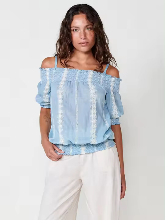 Koroshi Blusa con escote y hombro descubierto con fruncido en nido de abeja en escote, cinturilla y puños con bordado y tirantes extraíbles regulables color Azul para Mujer - 1
