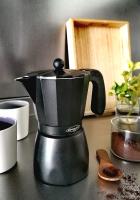 Cafetera italiana Oroley Negra Touareg  de estilo tradicional de 1, 3, 6, 9 y 12 tazas en color negro apta para vitrocerámica, fuego y gas - details 1